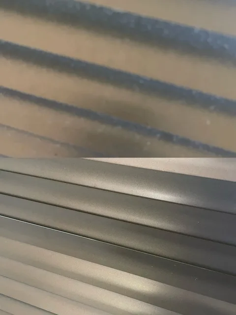 上方百叶窗叶片可见附着物，下方为清洁后的叶片