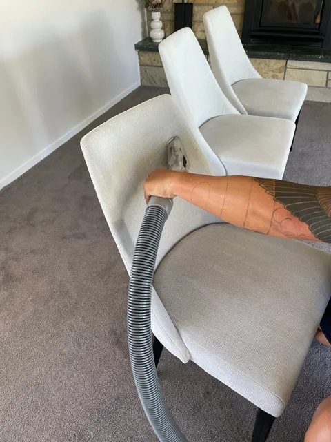 手持抽洗工具清洁浅色布艺扶手椅