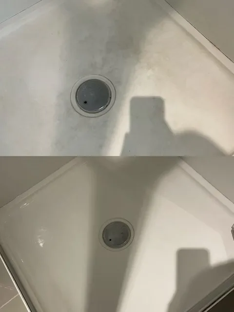 淋浴底盘上下对比，下方照片中的可见污迹减少